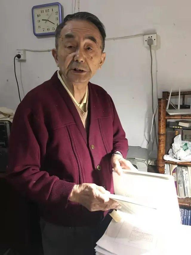 他80多岁，称儿子是天才：6岁被打瞎了眼睛，现住在“精神病院”