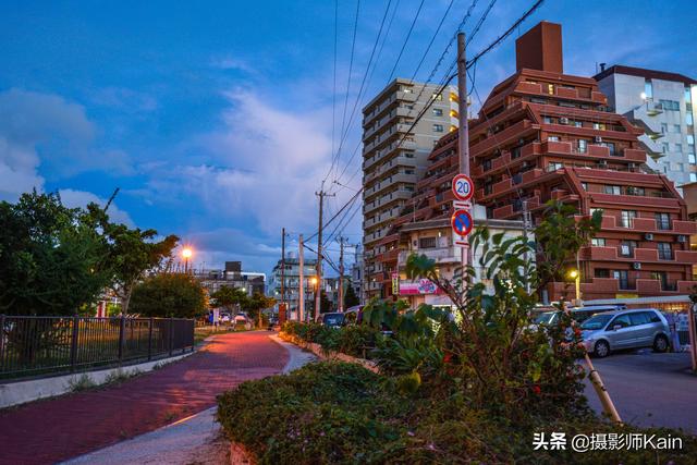 镜头中的日本冲绳街景，虽然略显破旧，环境却非常舒适宜居