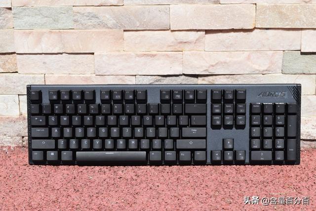 Cherry红轴与灯光同步加持，技嘉AORUS 猎鹰K1机械键盘开箱评测