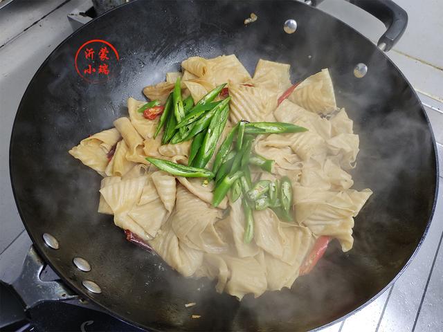 这道菜堪称蛋白肉，无肉胜似有肉，放上几根辣椒爆炒下，比肉好吃