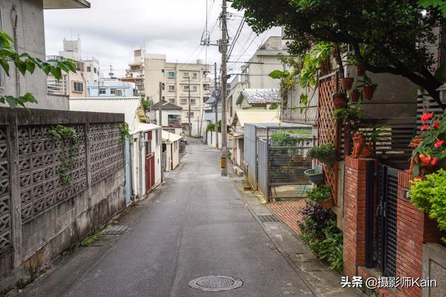 镜头中的日本冲绳街景，虽然略显破旧，环境却非常舒适宜居