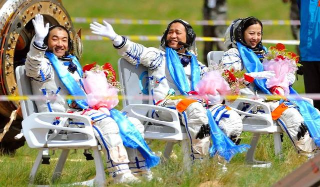 在太空中生活，女航天员如何克服生理问题？航天女英雄牺牲太大了