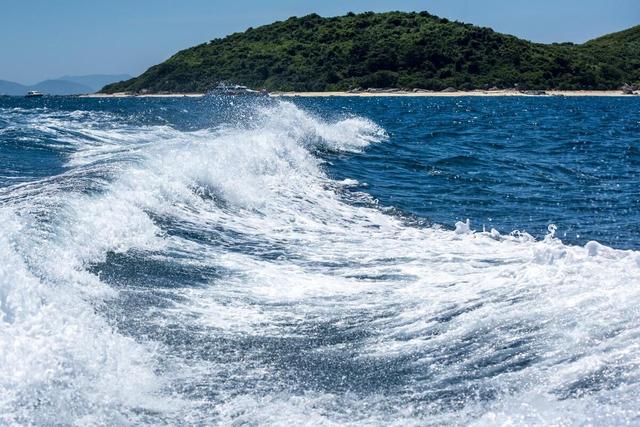 海滨度假：沙滩、阳光和海浪的完美组合