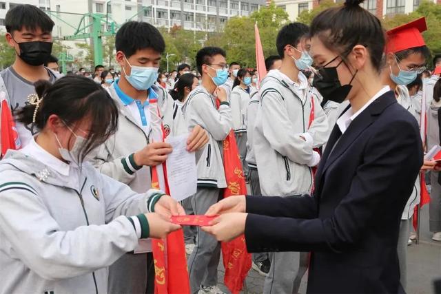 成人礼，十八岁真好！泗阳致远中学点亮火红的青春