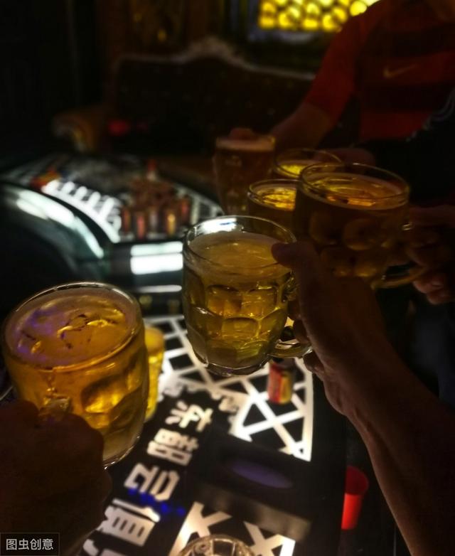 戒酒狠人张政：到饭店包厢倒掉客人酒杯里的酒，然后伸着脑袋随便砸