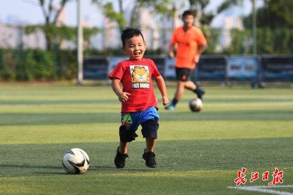 踢快乐足球，享惬意周末，汉口江滩又热闹起来了