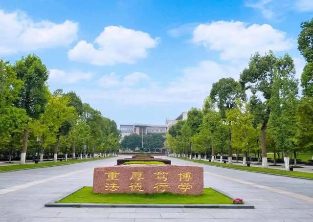 西南政法大学：分数不够读不了法学专业，该选什么专业比较好？