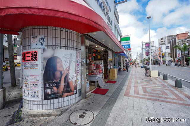 镜头中的日本冲绳街景，虽然略显破旧，环境却非常舒适宜居