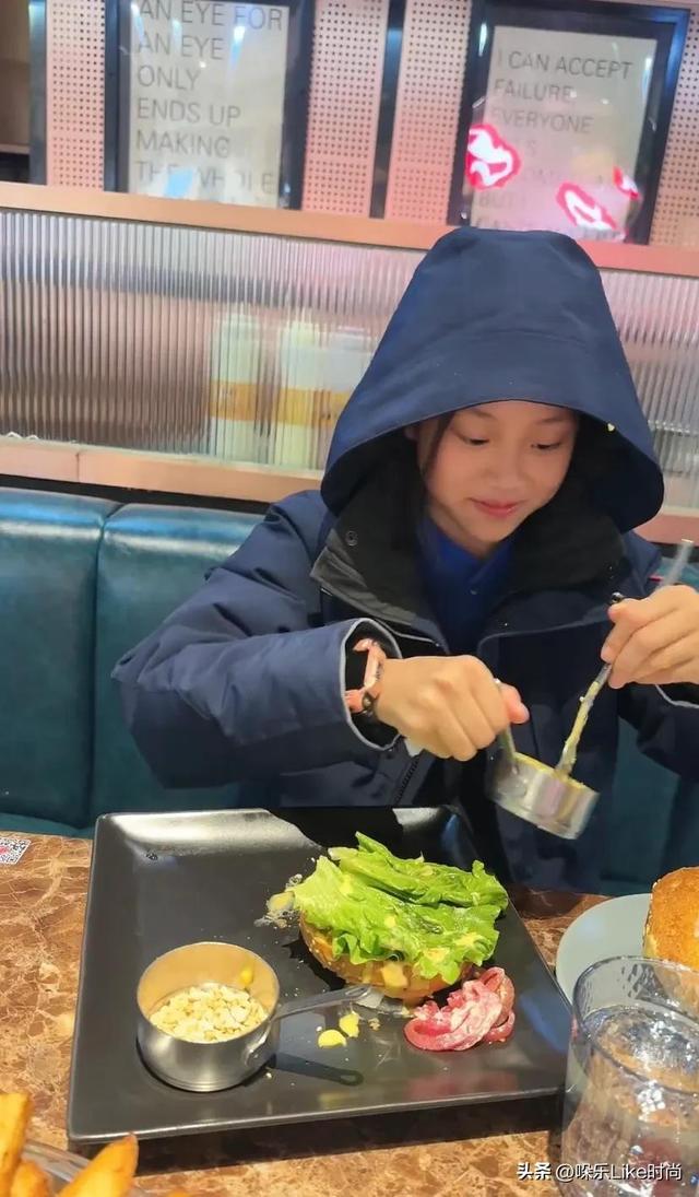 贾乃亮带甜馨吃大餐，父女俩丝毫没有生疏感，李小璐把她教得很好