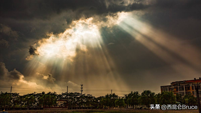 是灾害的预兆吗？湖北恩施上空出现柱状云，神似黑龙盘旋很震撼