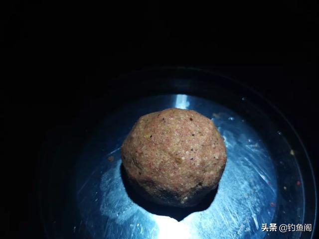 给你一个深秋夜钓的建议，带上这几种饵料，很少空手而归